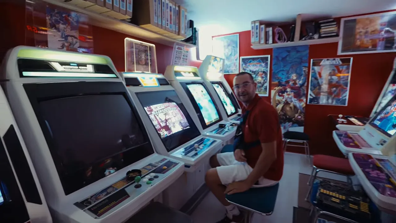 Vue rapprochée d’une mini salle Sega avec plusieurs bornes et un joueur