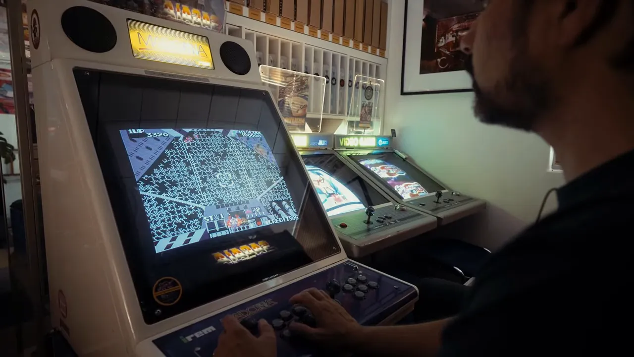 Borne d’arcade rétro en gameplay avec écran très détaillé et joueur aux commandes
