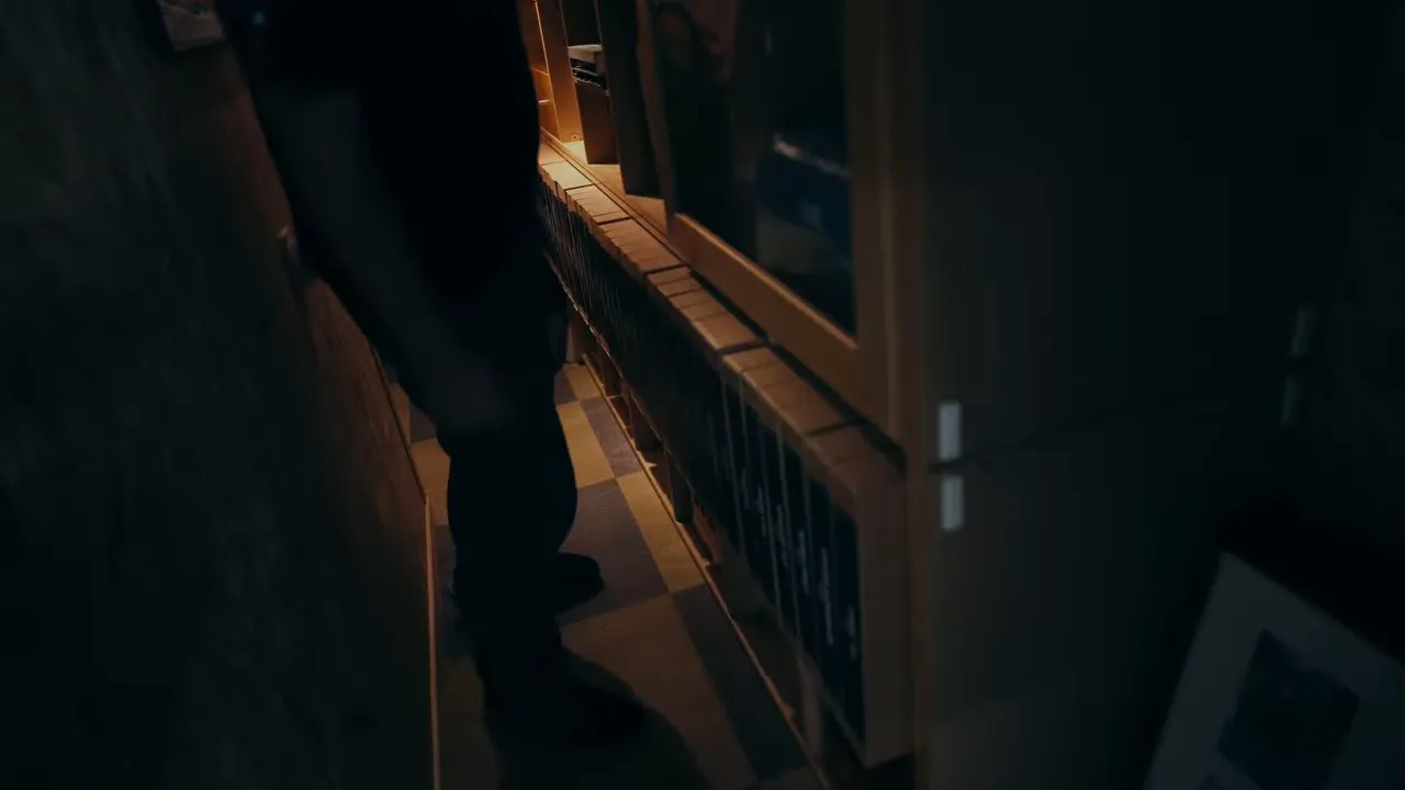 Détails du stockage dans l’atelier arcade avec des compartiments alignés