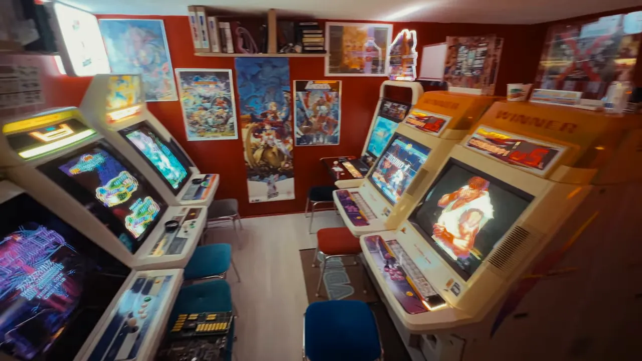 Vue d’ensemble d’une mini-salle d’arcade Sega avec plusieurs bornes et décoration murale