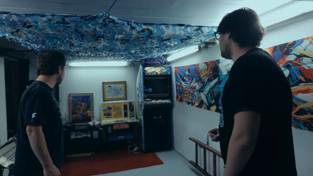 Garage aménagé en salle d’arcade avec machines, murs décorés et espace de circulation
