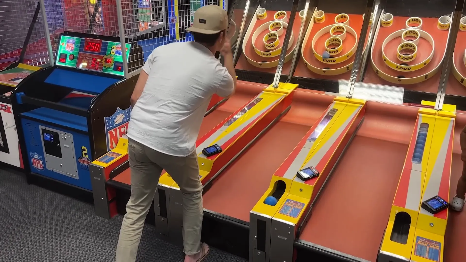 Joueur pratiquant le Skee-Ball