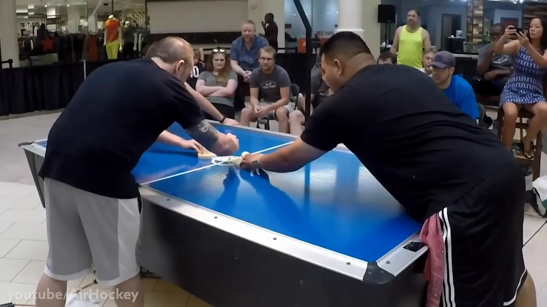 Joueur utilisant des techniques avancées de air hockey