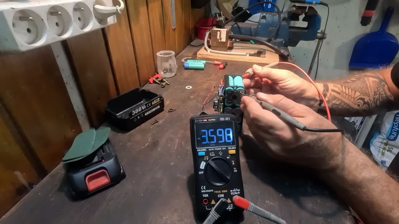 Multimètre affichant 3,598 V pendant la mesure d'un groupe de cellules 18650