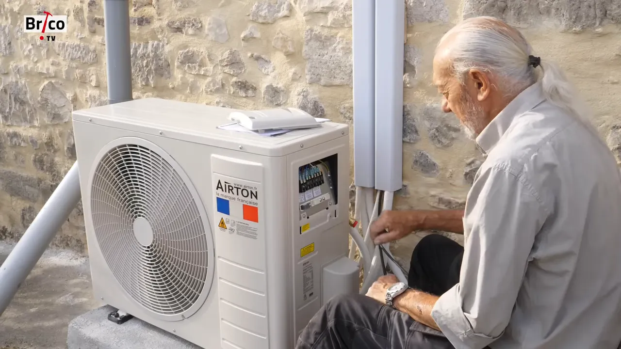 Compartiment électrique ouvert de l'unité extérieure avec borniers et fils repérés