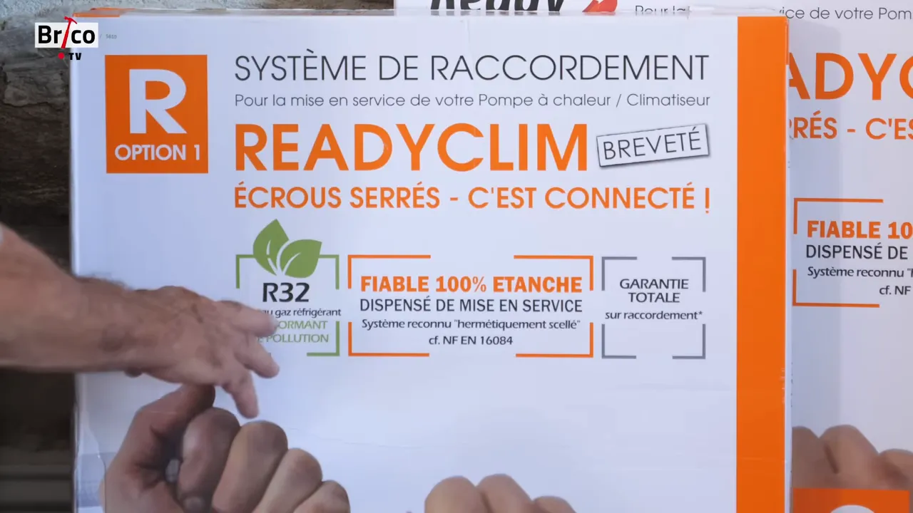 Gros plan sur l'emballage Readyclim avec les mentions système de raccordement et 100 pour cent étanche