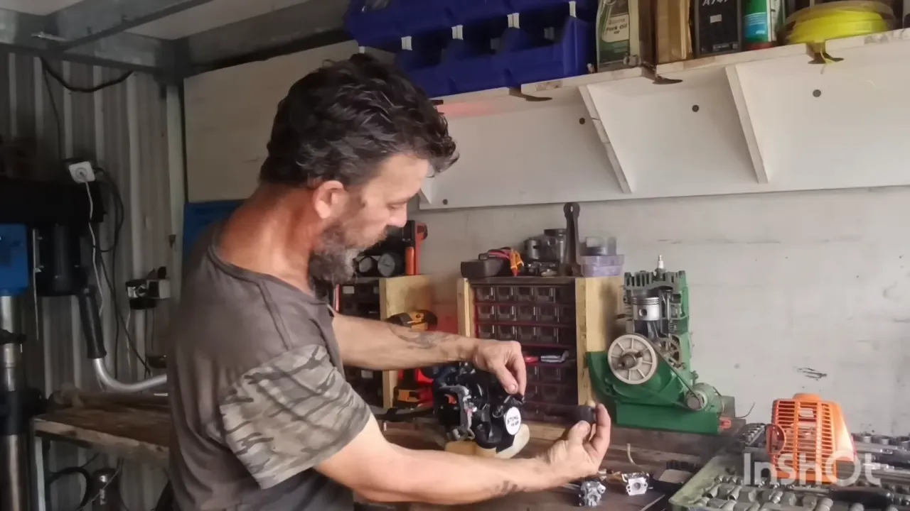 Remise en place des pièces du moteur de débroussailleuse sur établi