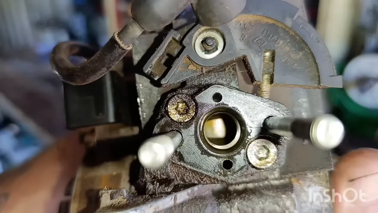 Gros plan du cylindre d’une débroussailleuse montrant des dépôts brunâtres de gommage