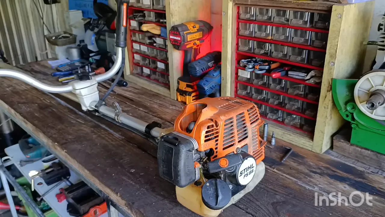 Débroussailleuse et moteur en atelier pendant le diagnostic avant démontage