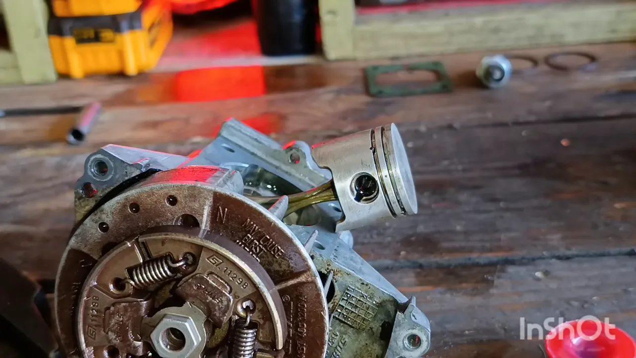 Vue du moteur de débroussailleuse remonté avec piston et mécanisme de lanceur