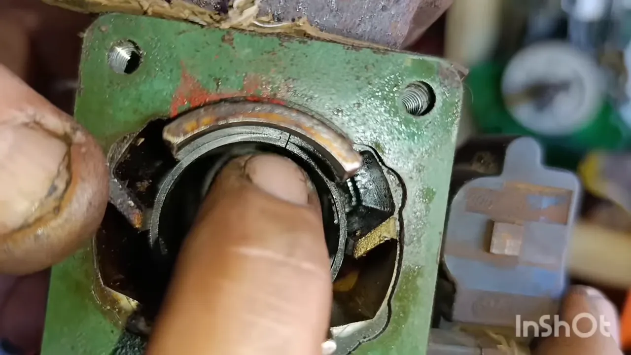 Gros plan sur le logement de roulement du bas moteur d’une débroussailleuse