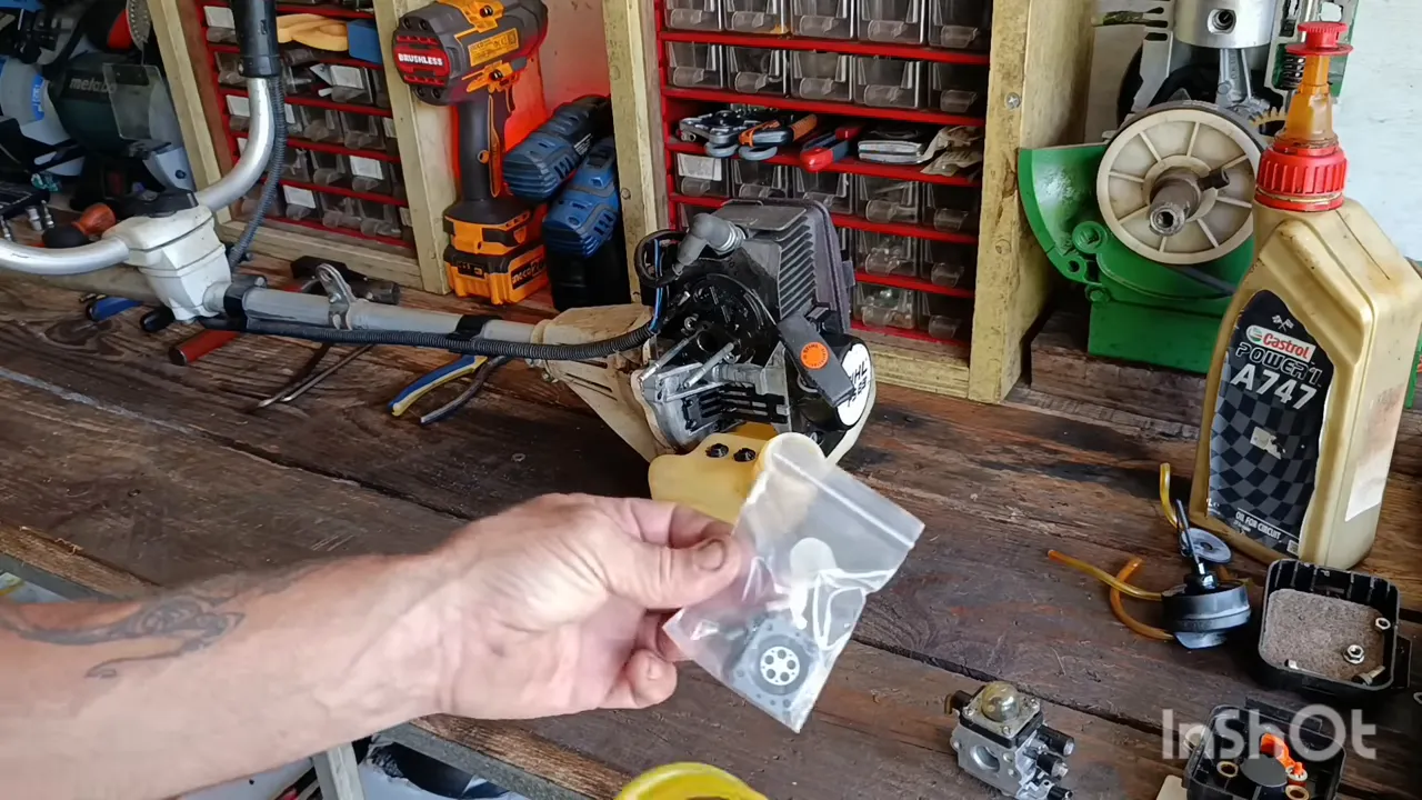 Préparation de pièces pour réparation du carburateur de débroussailleuse sur établi