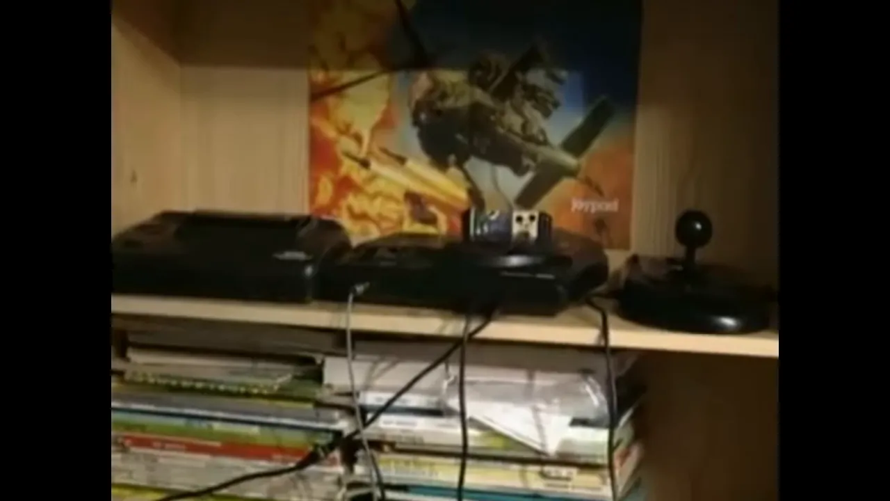 Étagère remplie de consoles, câbles et boîtes de jeux vidéo