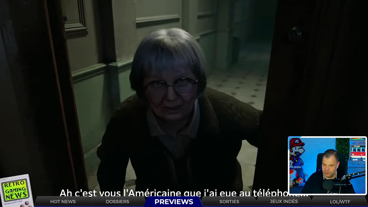 Personnage aux cheveux gris dans un couloir sombre de survival horror