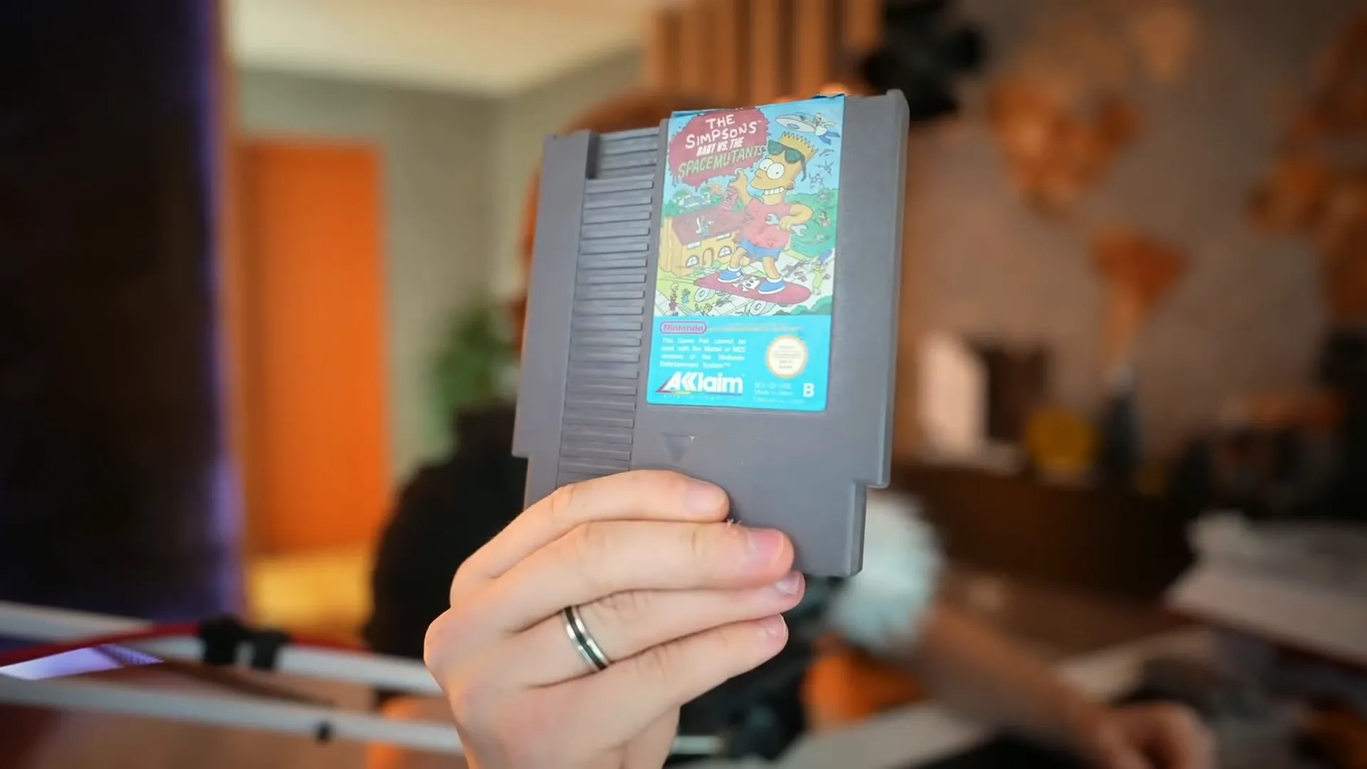 Insertion d'une cartouche Simpsons Bart sur la Fo AG938