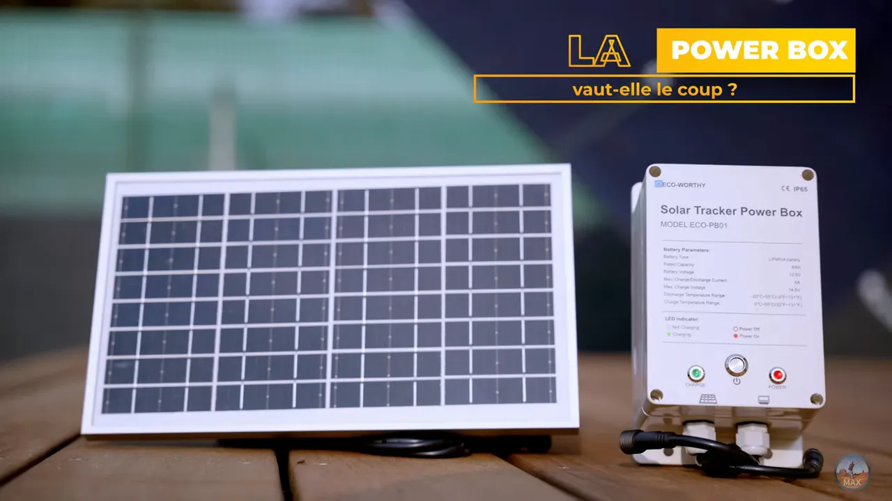 Power Box autonome pour tracker solaire avec module de contrôle et panneau intégré