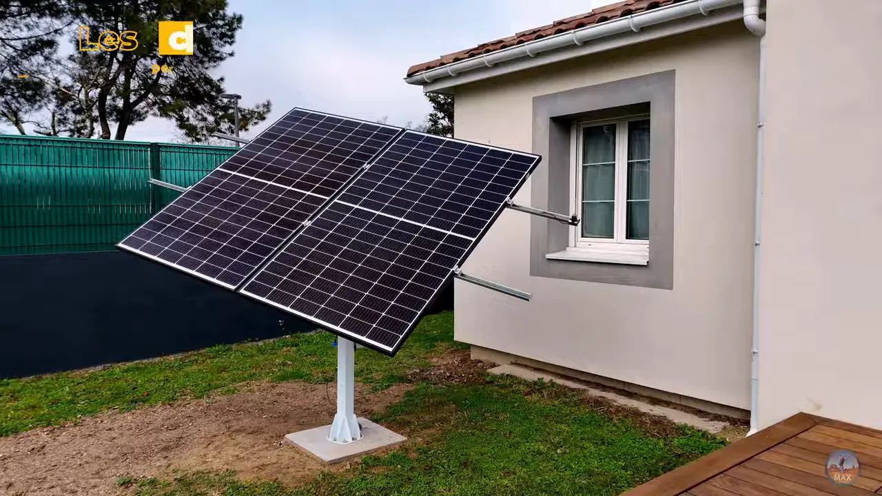Tracker solaire avec deux panneaux orientables installés à côté d’une maison