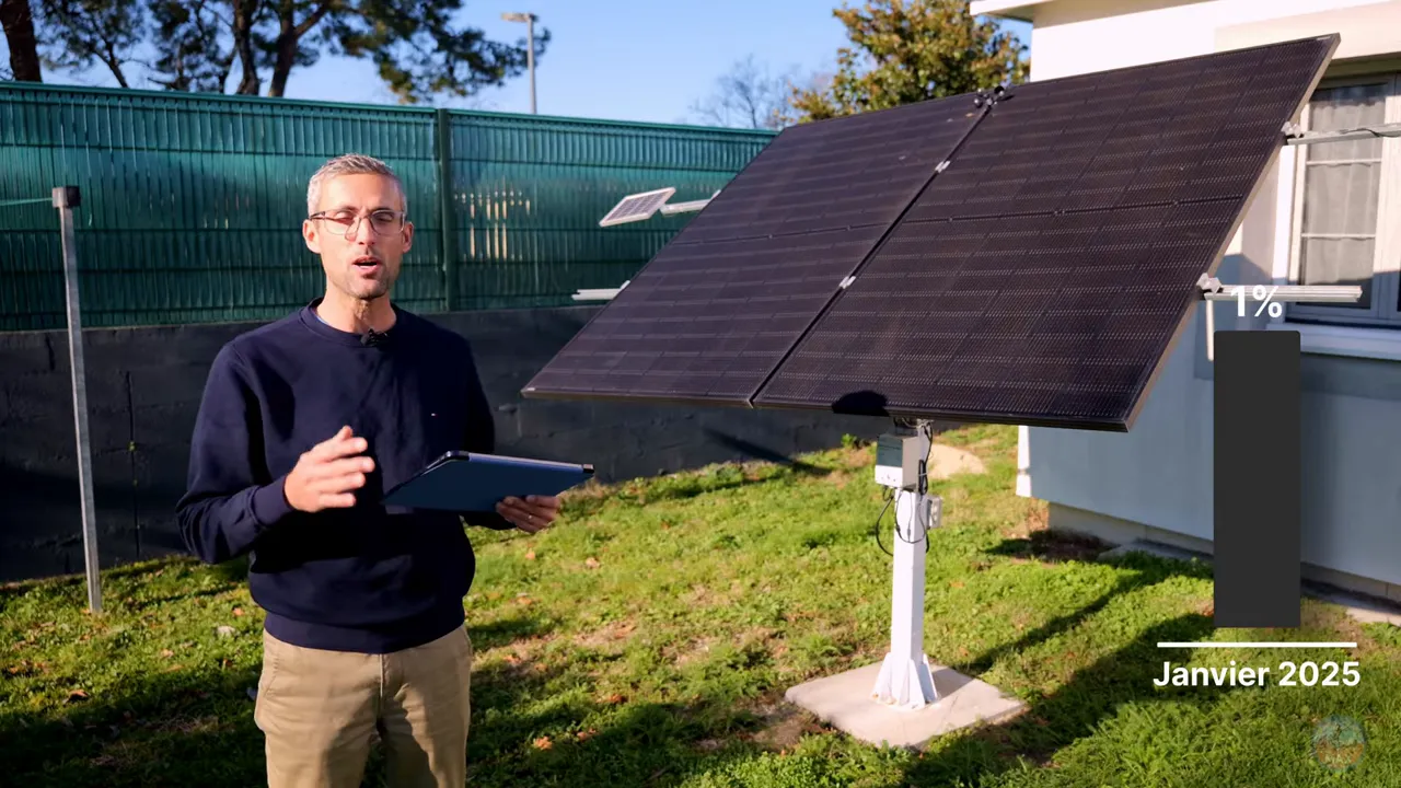 Tracker solaire en place pendant la période janvier 2025 avec indicateur à l’écran