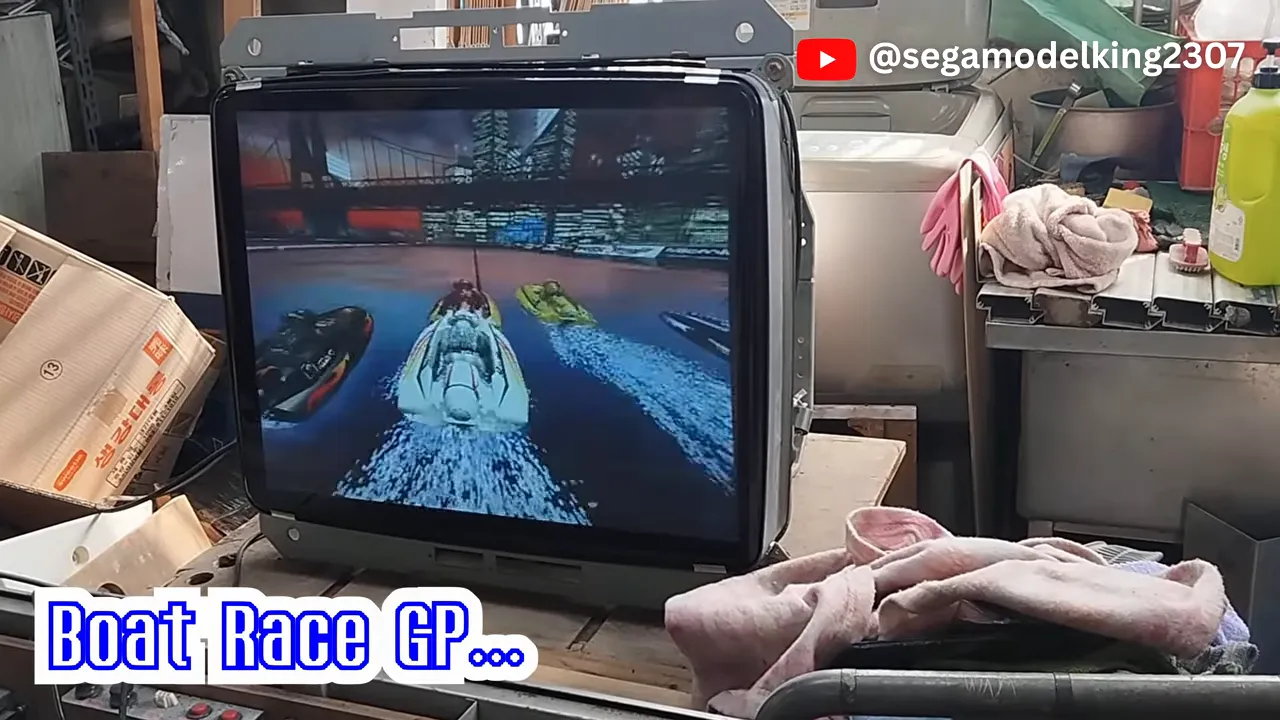 Écran d'arcade affichant une course de bateaux Boat Race GP