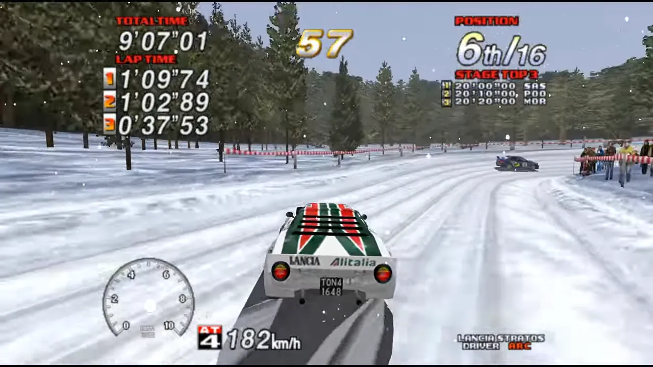 Voiture de rallye blanche et verte en glisse sur une piste enneigée bordée de spectateurs