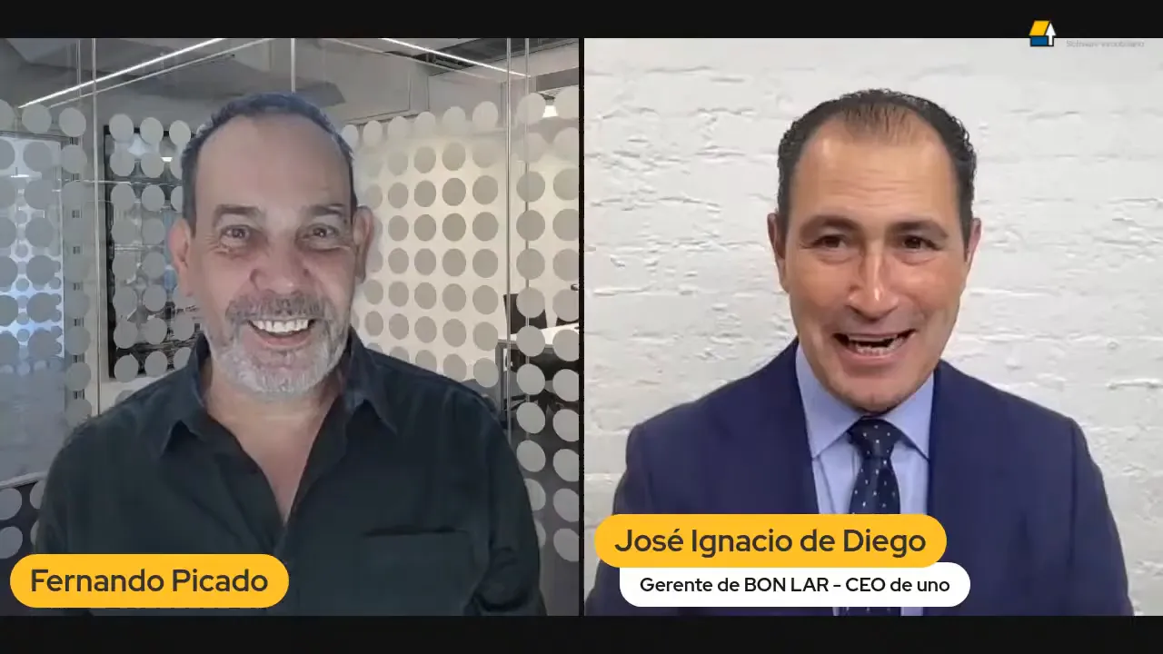 Nacho en la oficina de Inmovilla con Raúl