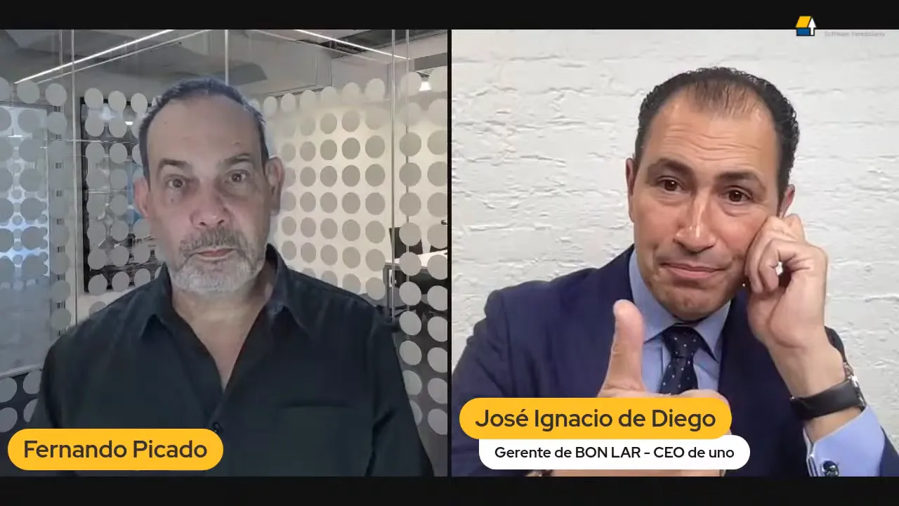 Reunión explicando el servicio de gestión integral Uono