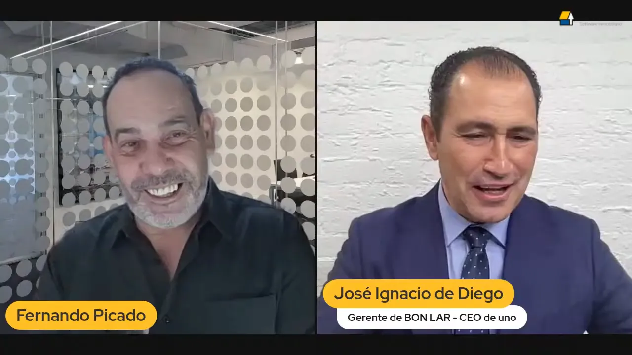 José Ignacio saluda al inicio de la entrevista