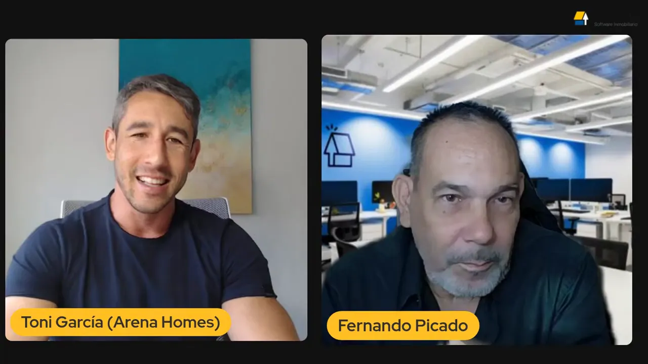 Coordinadores revisando el CRM en una reunión