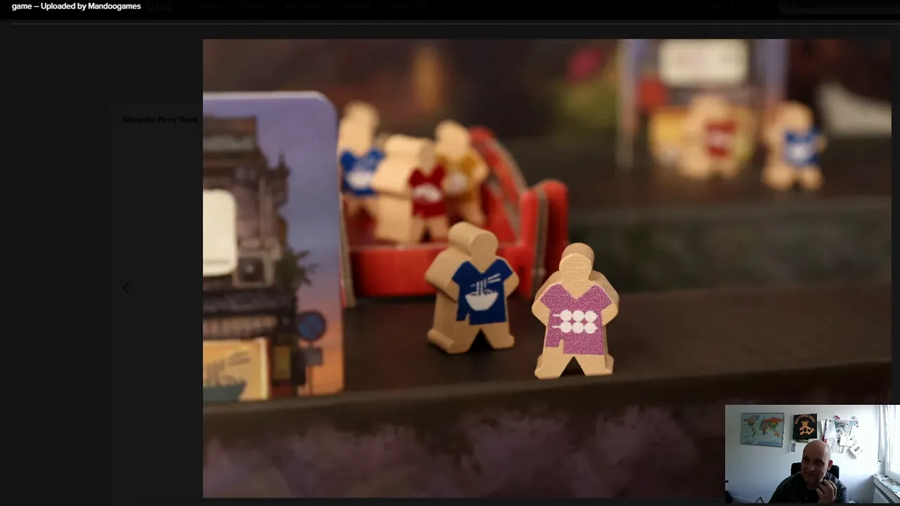 Kleine Touristenfiguren auf einer roten Brücke im Spiel Shimoda Perry Road