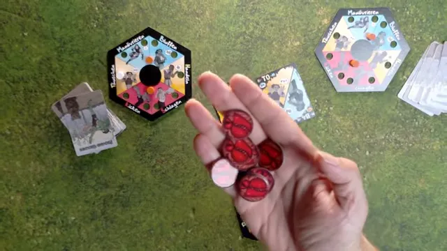Hand hält mehrere rote Strafscheiben über dem Spielaufbau