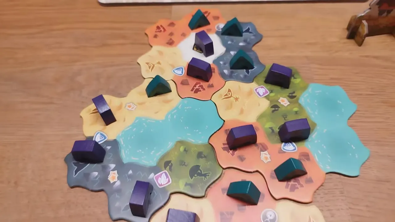 Dewan-Spielplan aus Hexfeldern mit Lagern und Landschaftsbereichen
