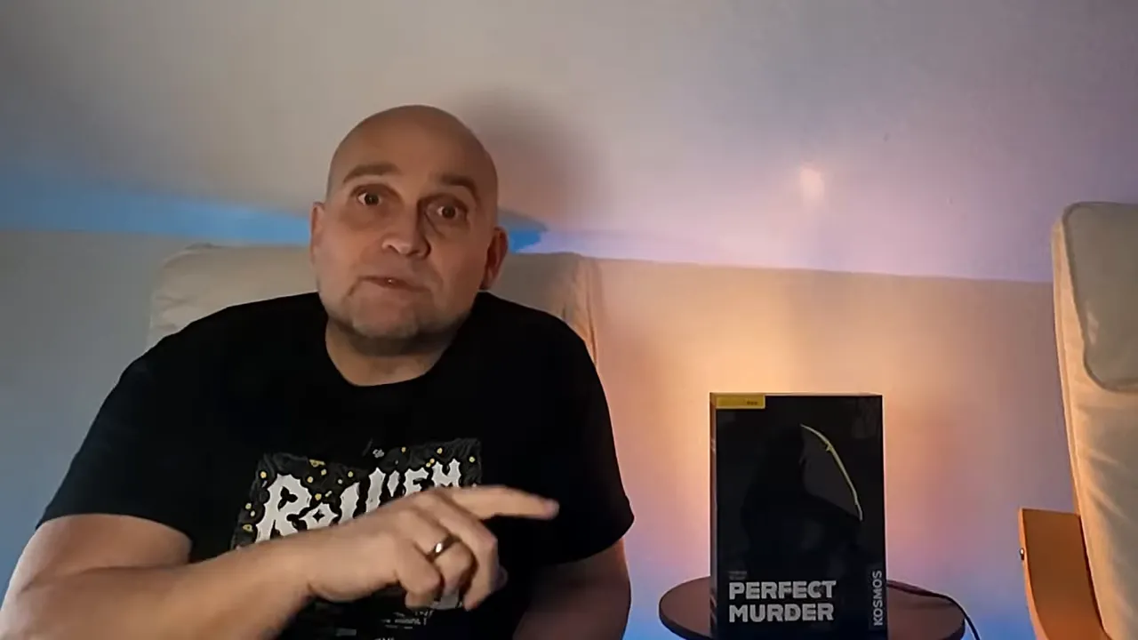 Spielaufbau von Perfect Murder mit Verdächtigenkarten und Ermittlungsbereichen