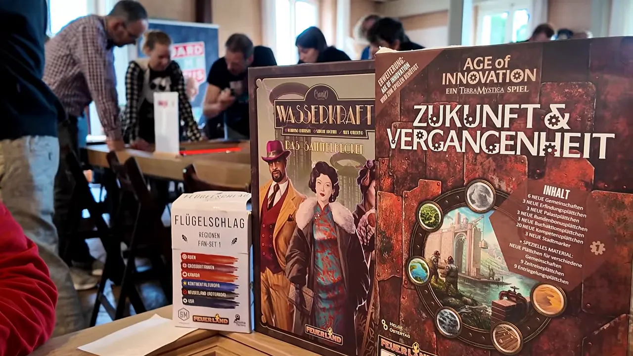 Spielschachteln von Wasserkraft und Age of Innovation Zukunft und Vergangenheit auf einem Tisch
