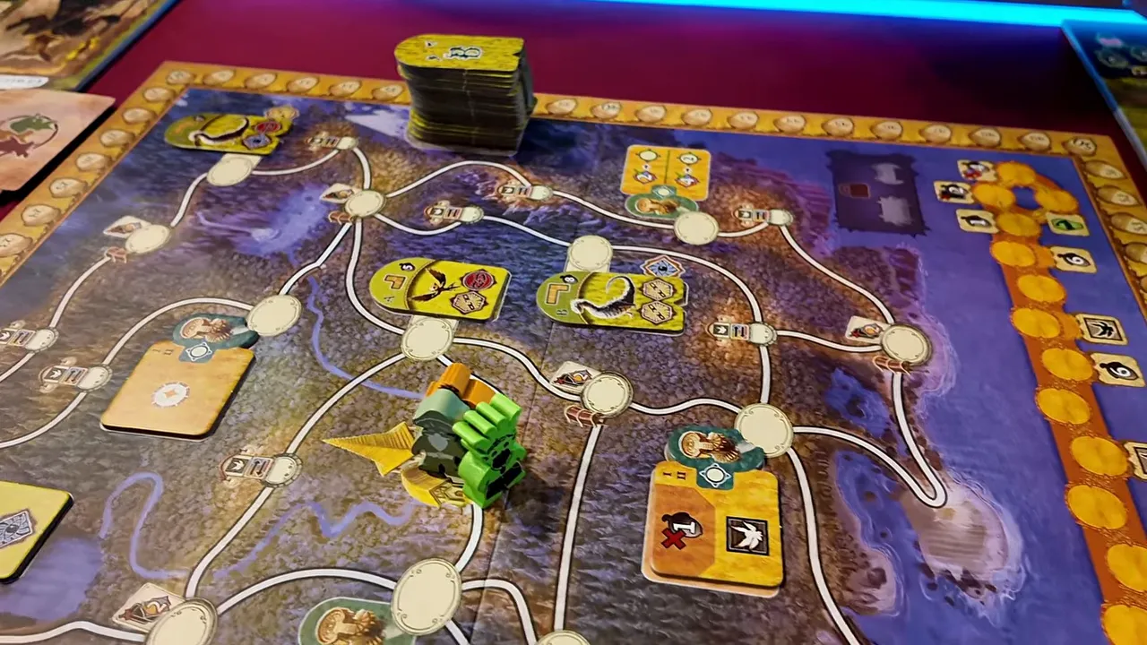 Greenwood Spielplan mit Waldwegen, Aktionsfeldern, Karten und grünen Spielfiguren