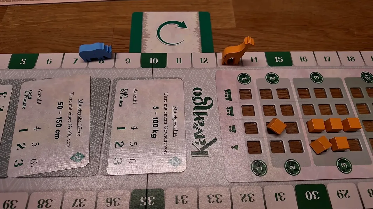 Nahaufnahme des Kavango‑Spielplans mit Tiermeeples, Karten und orangenen Plättchen