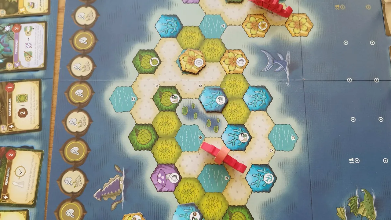 Brettspiel‑Ausschnitt mit sechseckigen Feldern, Meerestextur und Spielerteilen