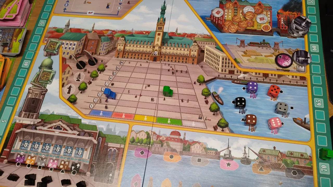 Nahaufnahme des Hamburg-Spielplans mit Plättchen, Würfeln und Hafenmotiv