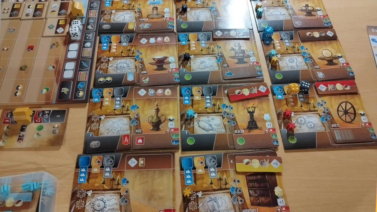 Nahaufnahme des Spielbretts und Tableaus mit Karten und Plättchen von Inventors