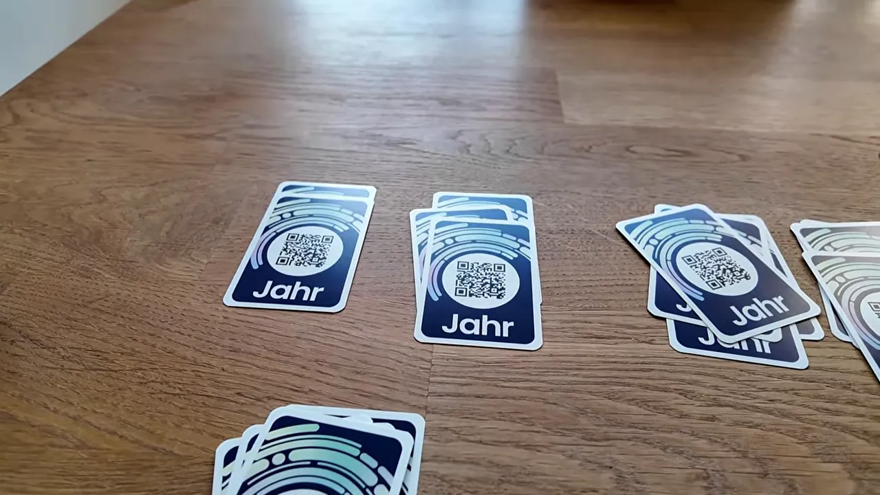 Mehrere kleine Kartenstapel mit verdeckten Jahreskarten auf einem Holztisch
