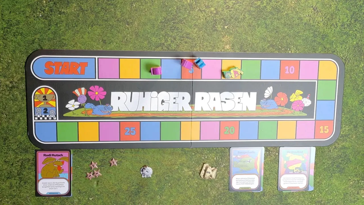 Mehrere bunte Flitzpiepenfiguren stehen auf der Rennstrecke nahe beieinander