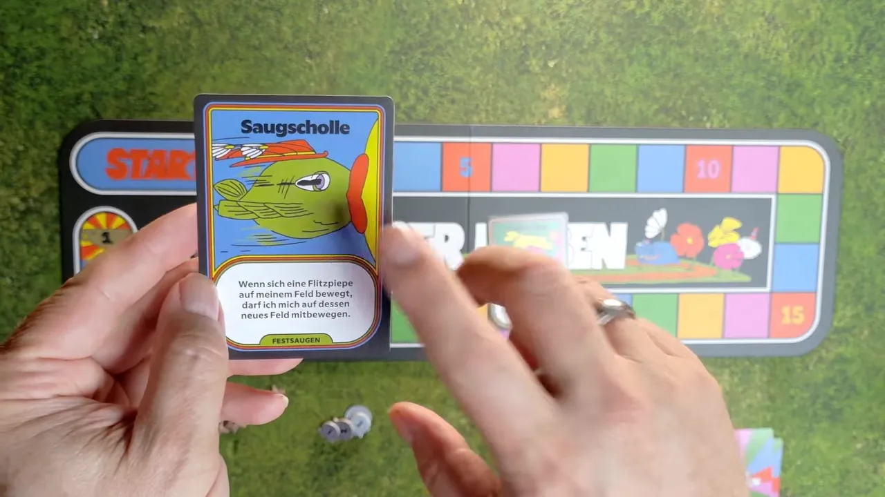 Flitzpiepenkarte Saugscholle mit grüner Comicfigur und Fähigkeitstext