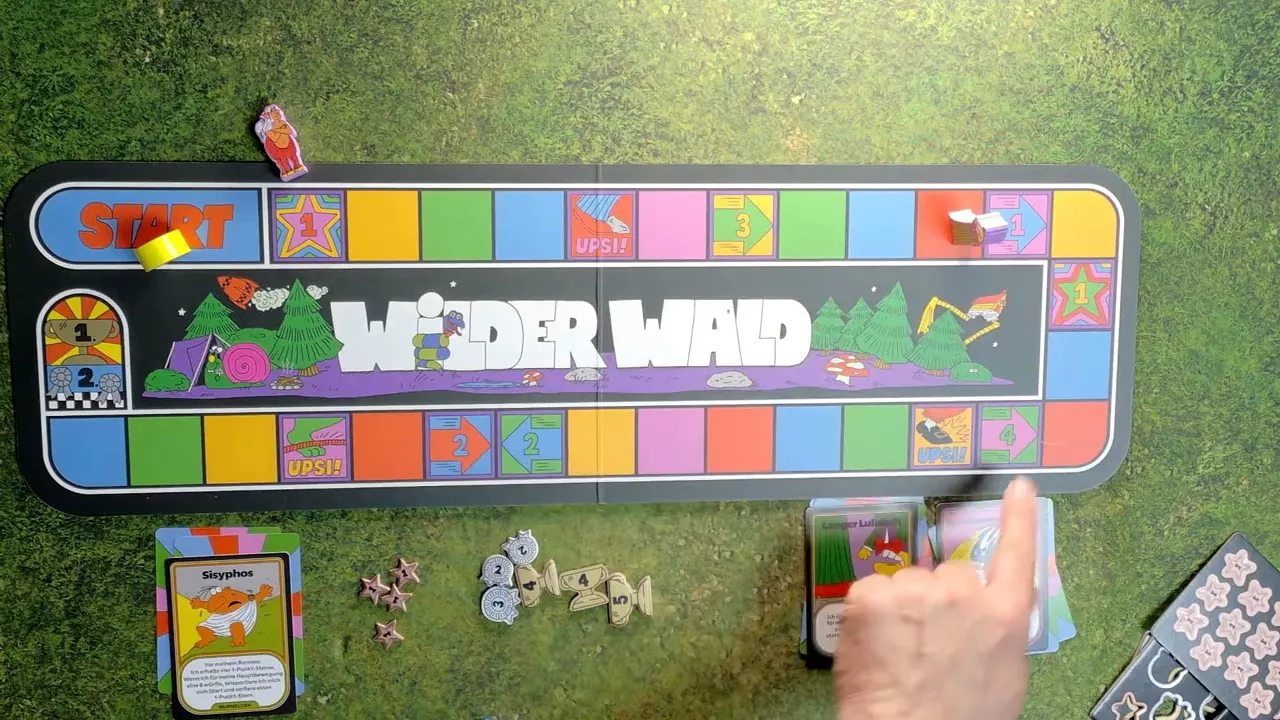 Spielplan Wilder Wald mit farbigen Feldern, Pfeilsymbolen und Sternfeldern