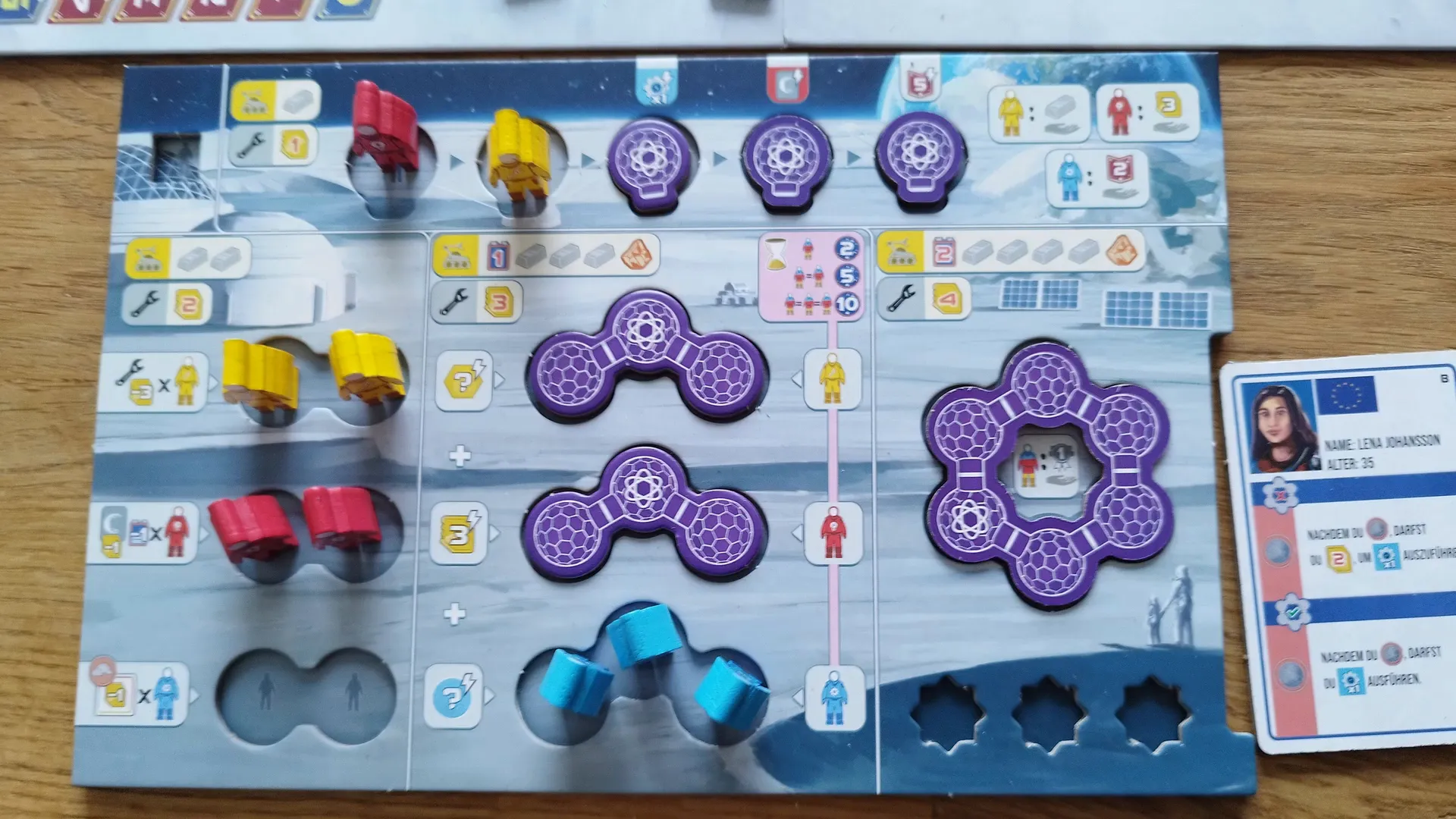 Spielertableau mit aufgebauten Gebäuden und eingesetzten Astronauten