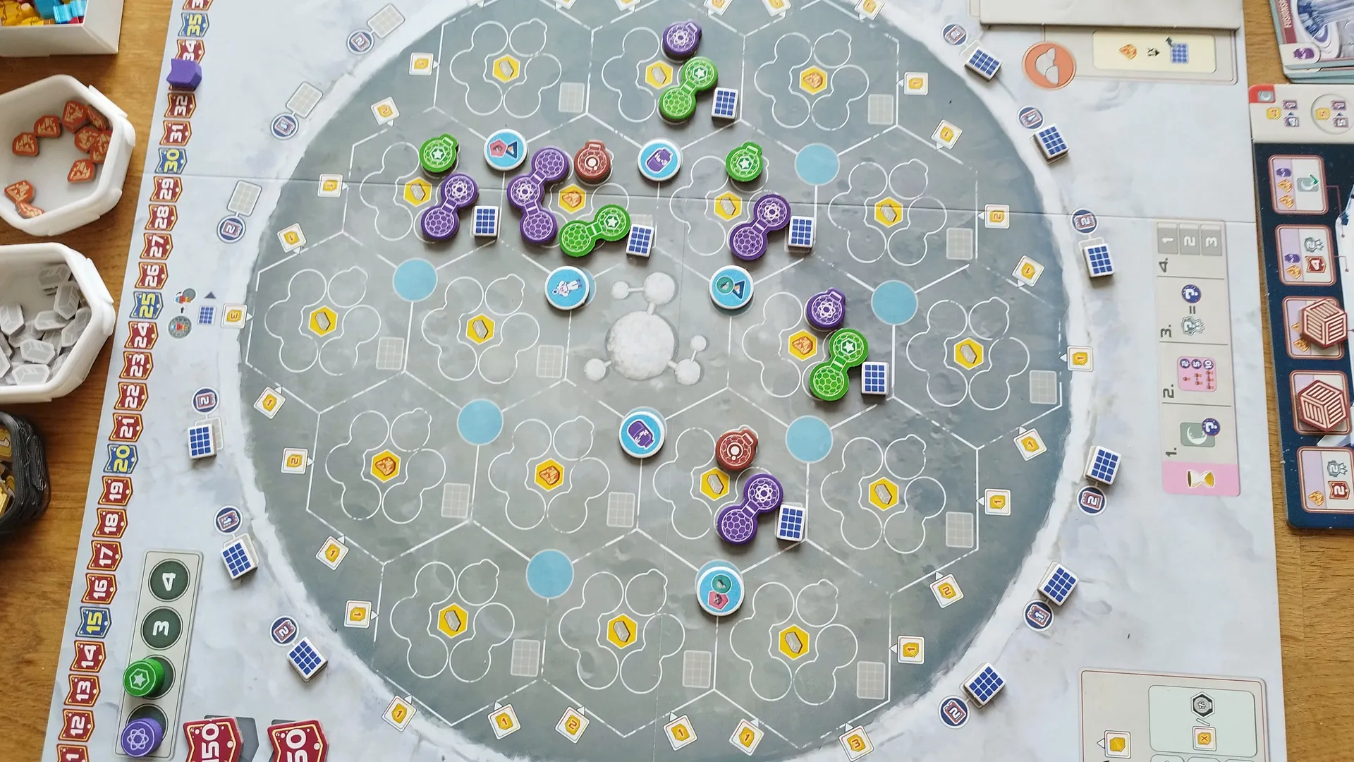 Spielfeld mit Hexfeldern und gebauten Gebäuden