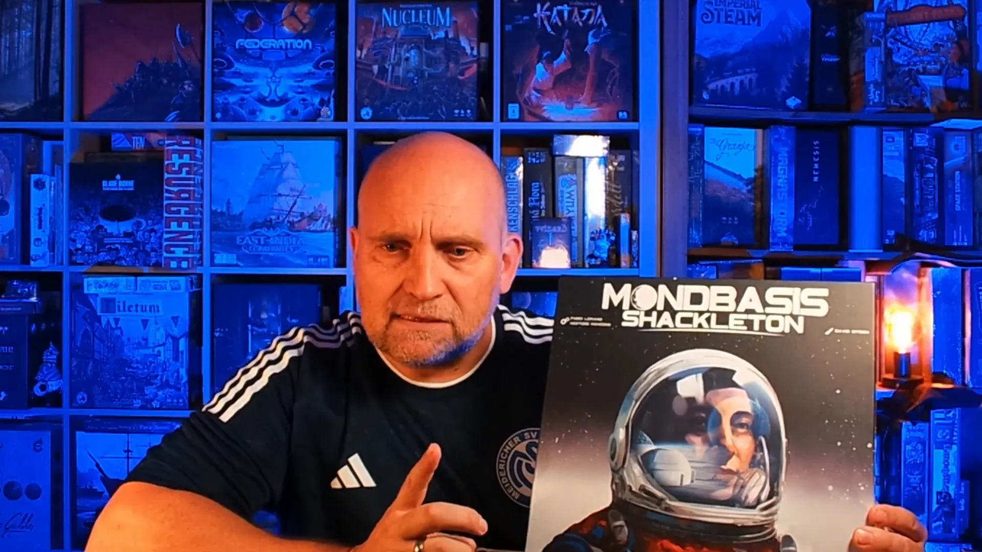 Spielbox von Mondbasis mit futuristischem Artwork