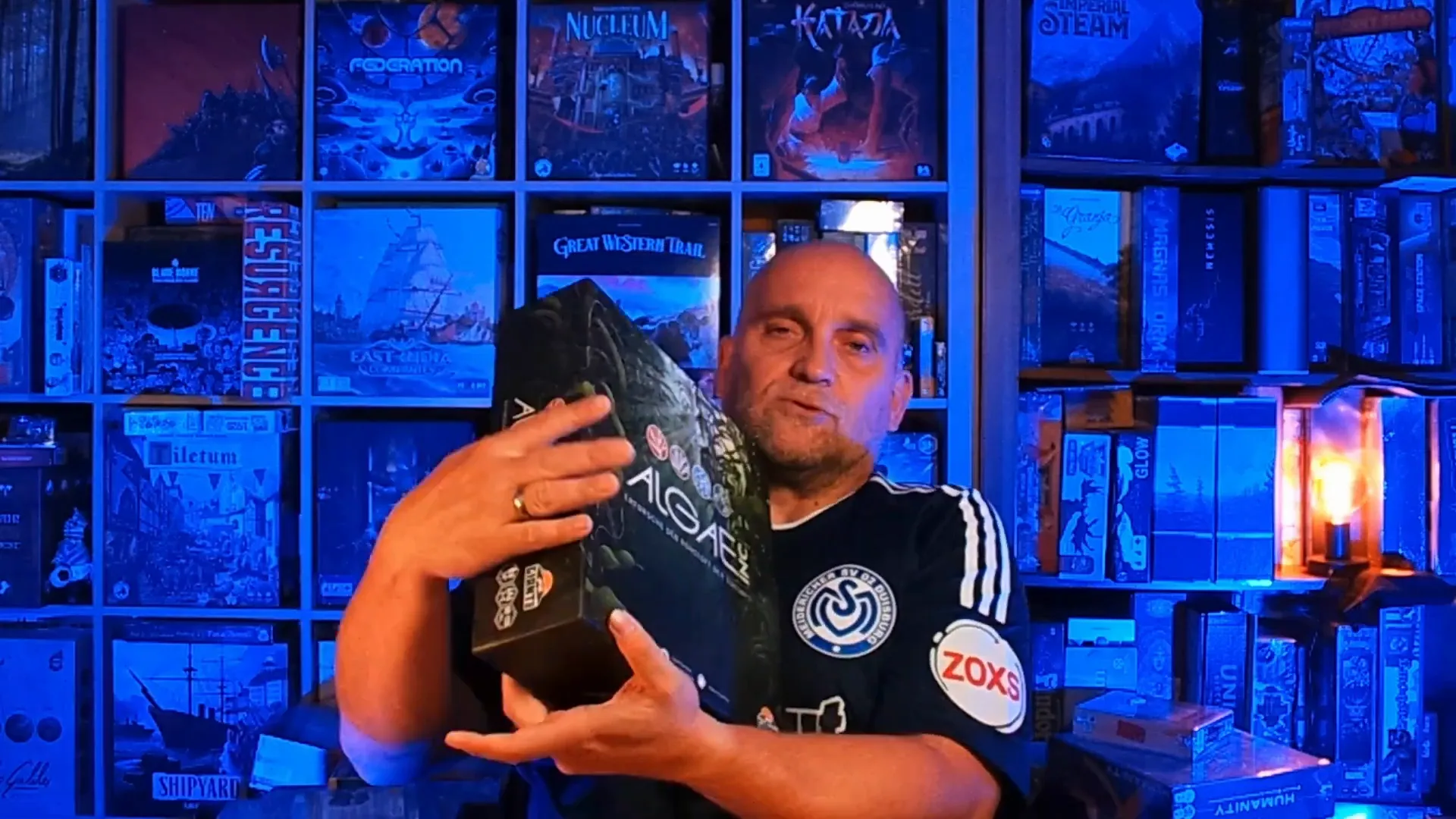 Spielbox von 'Die Algen kommen' mit maritimem Artwork