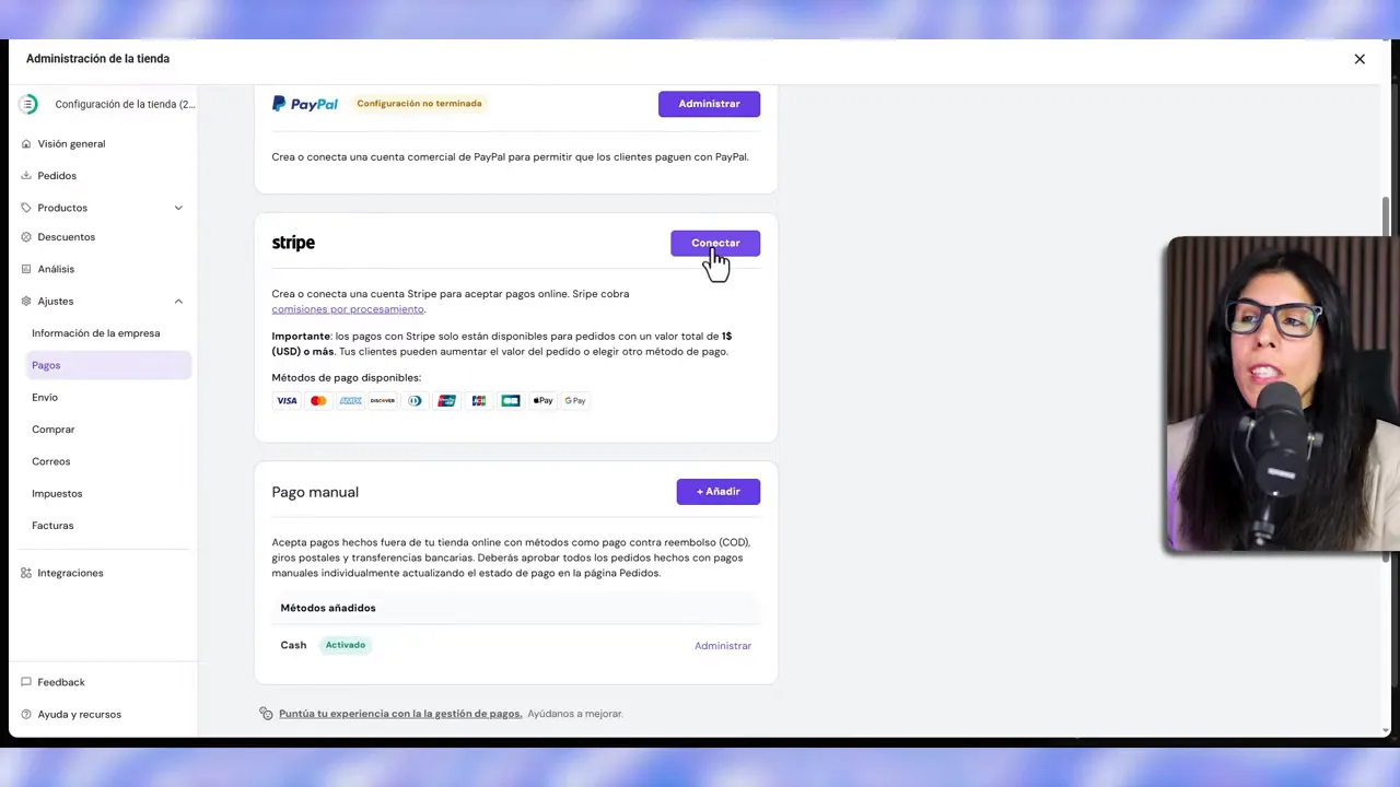 Panel de configuración de pagos con el cursor sobre el botón 'Conectar' de Stripe y la presentadora en ventana.
