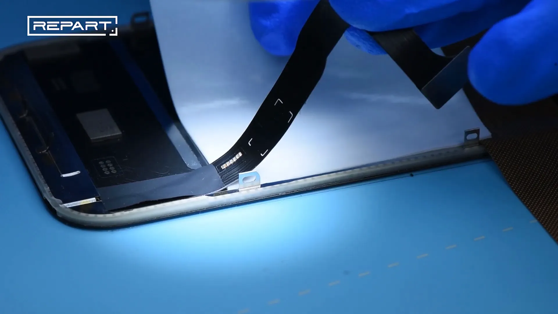 Insertion d'un coussin d'isolation thermique pour protéger l'écran