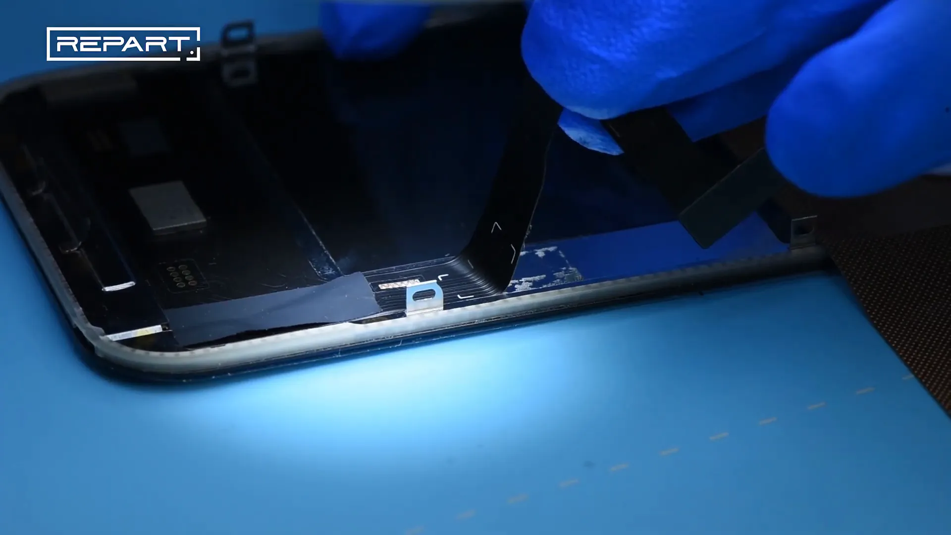 Soulever le câble flexible souple de l'écran REPART