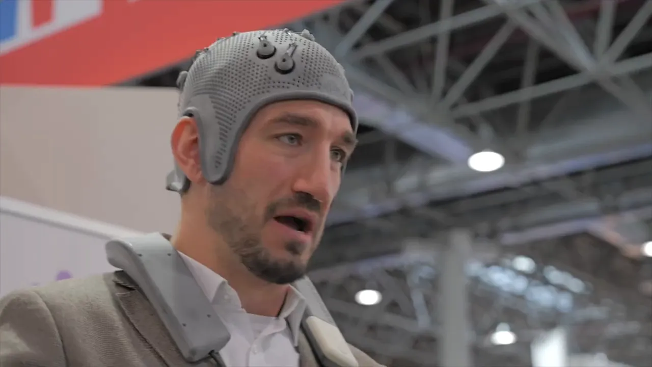 Person trägt MIAMIND 3D‑gedruckte Kopfhaube mit Elektroden zur Neurostimulation